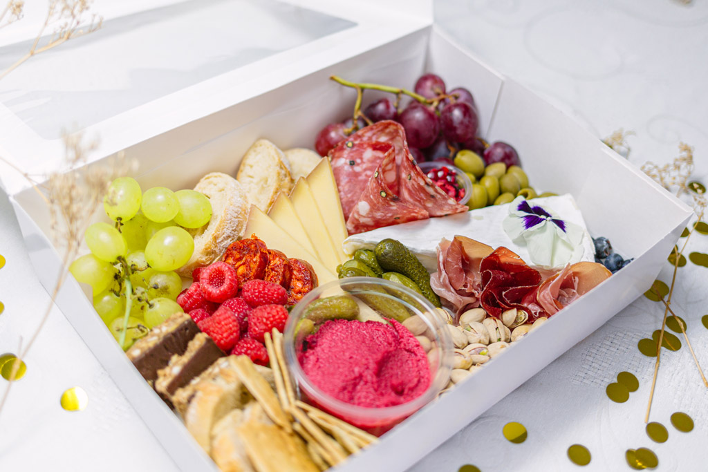 Boîte de snacking fromage et charcuterie moyenne