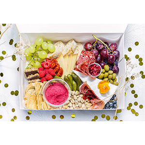 Boîte de snacking moyenne avec fromage et charcuteries