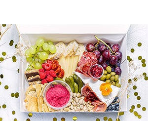 Boîte de snacking moyenne avec fromage et charcuteries